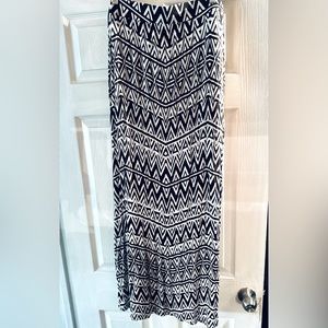 Long comfy knit skirt with side slit. Black/white by Apt 9 Size M
